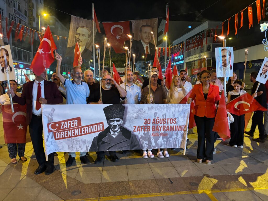 ADD Sultanbeyli Şubesinden Bir İlk 30 Ağustos Zafer Bayramı’nda Fener Alayı Düzenlendi